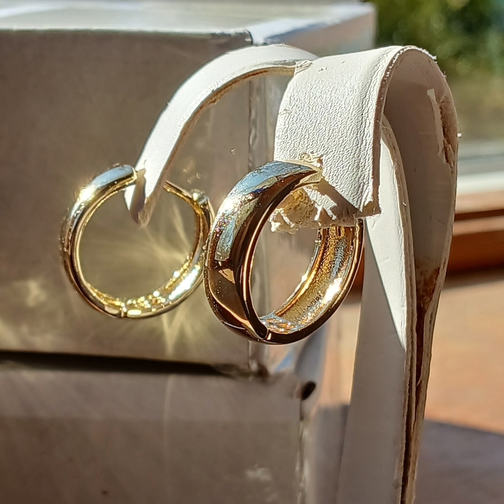 Beautiful 18K Gold Filled Wedding Band Style Hoop Earrings - Picture 7 of 8